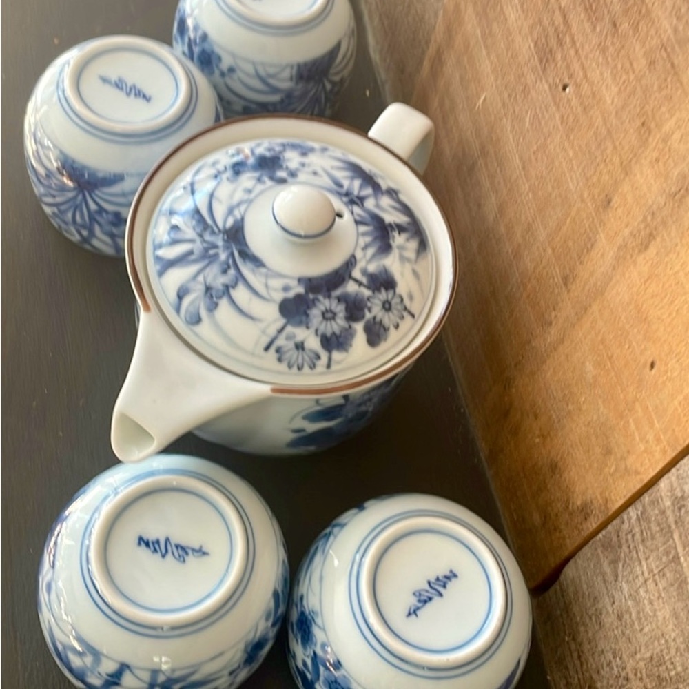 ❤️Vintage ARTIST SIGNED HANDPAINTED Blue White Floral ASIAN porcelain Teapot Set - Picture 5 of 9
